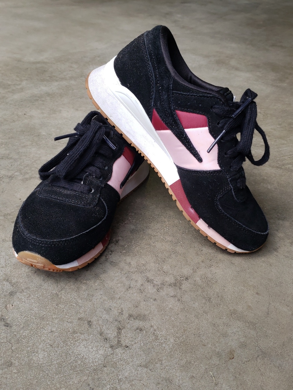 Fila Women's Size 6 Black pink maroon suede leather.
